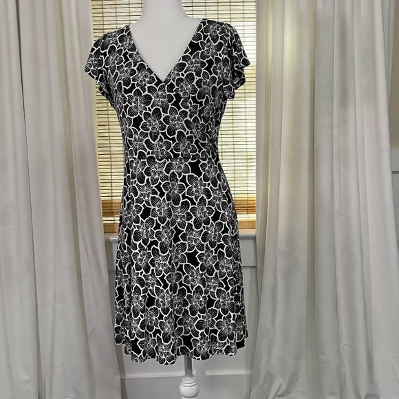 LOFT Dresses & Skirts - Ann Taylor LOFT Black and White Floral Short Sleeve Jersey Dress Size 6